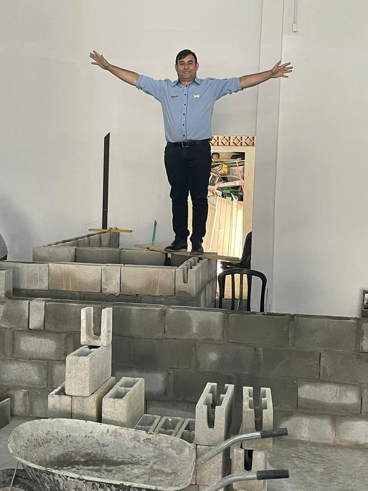 Pr. Miguel de braços abertos sobre o púlpito em construção